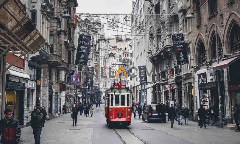 İstiklal Caddesi'nde Unutulmaz Bir İstanbul Yürüyüşü