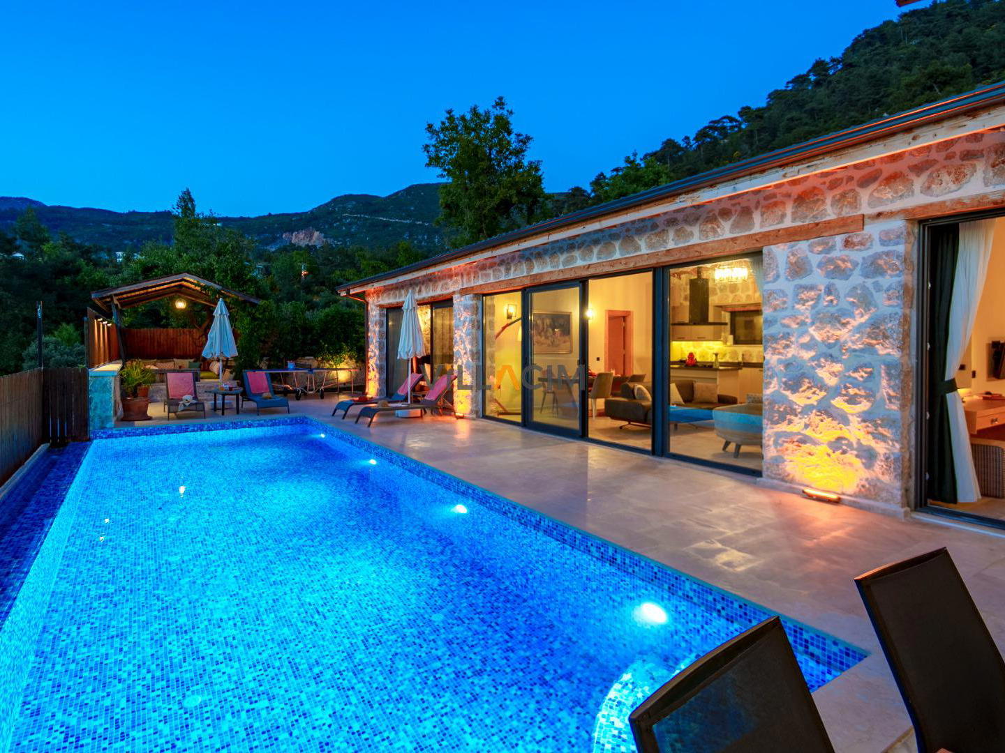 Villa Aqua Stone