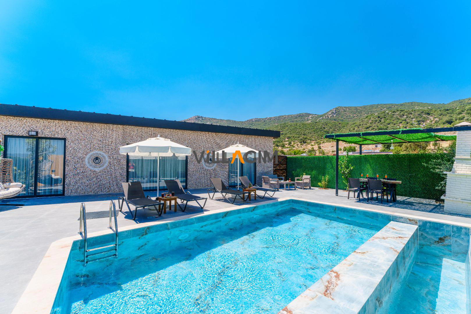 Villa Sarı