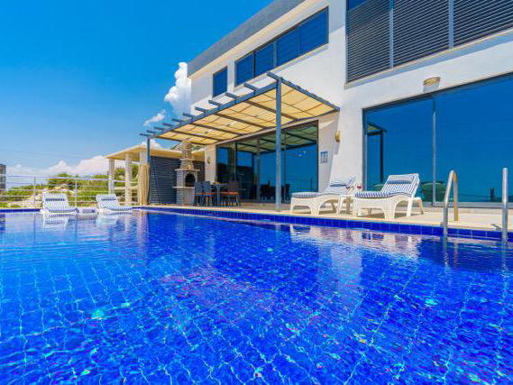 Villa Twins 1