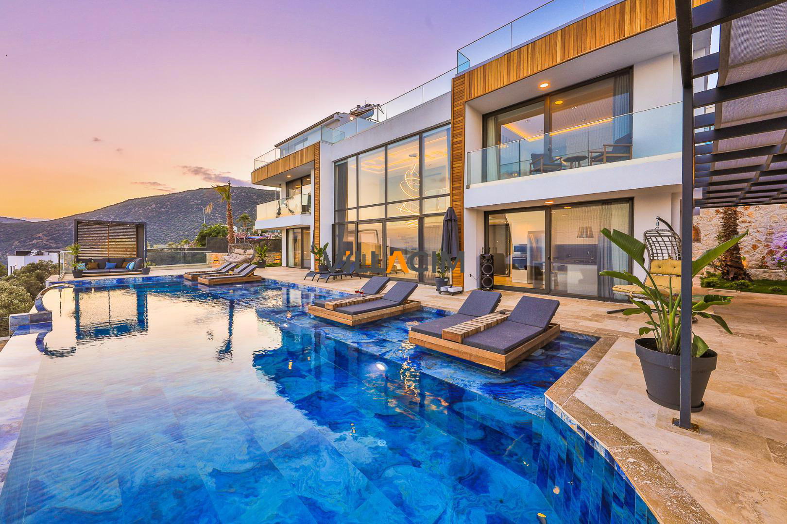 Villa Regal Life