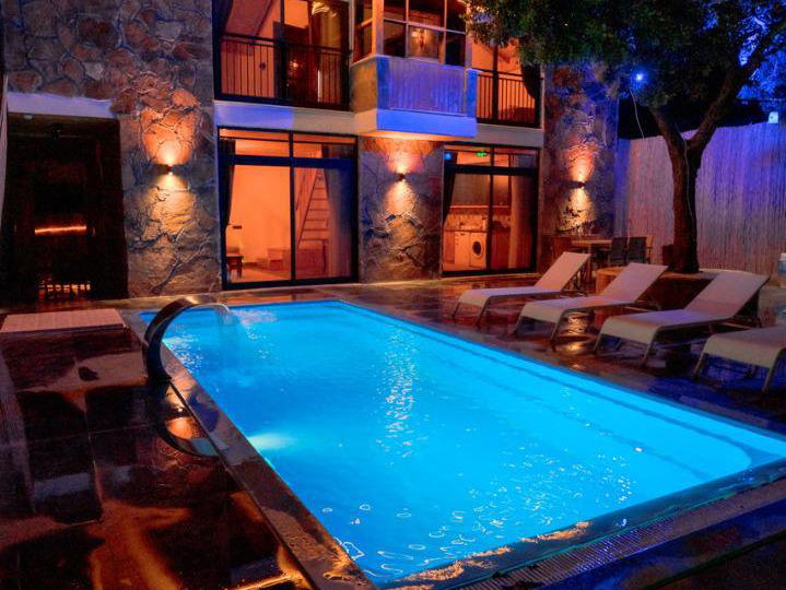 Villa Black Rose