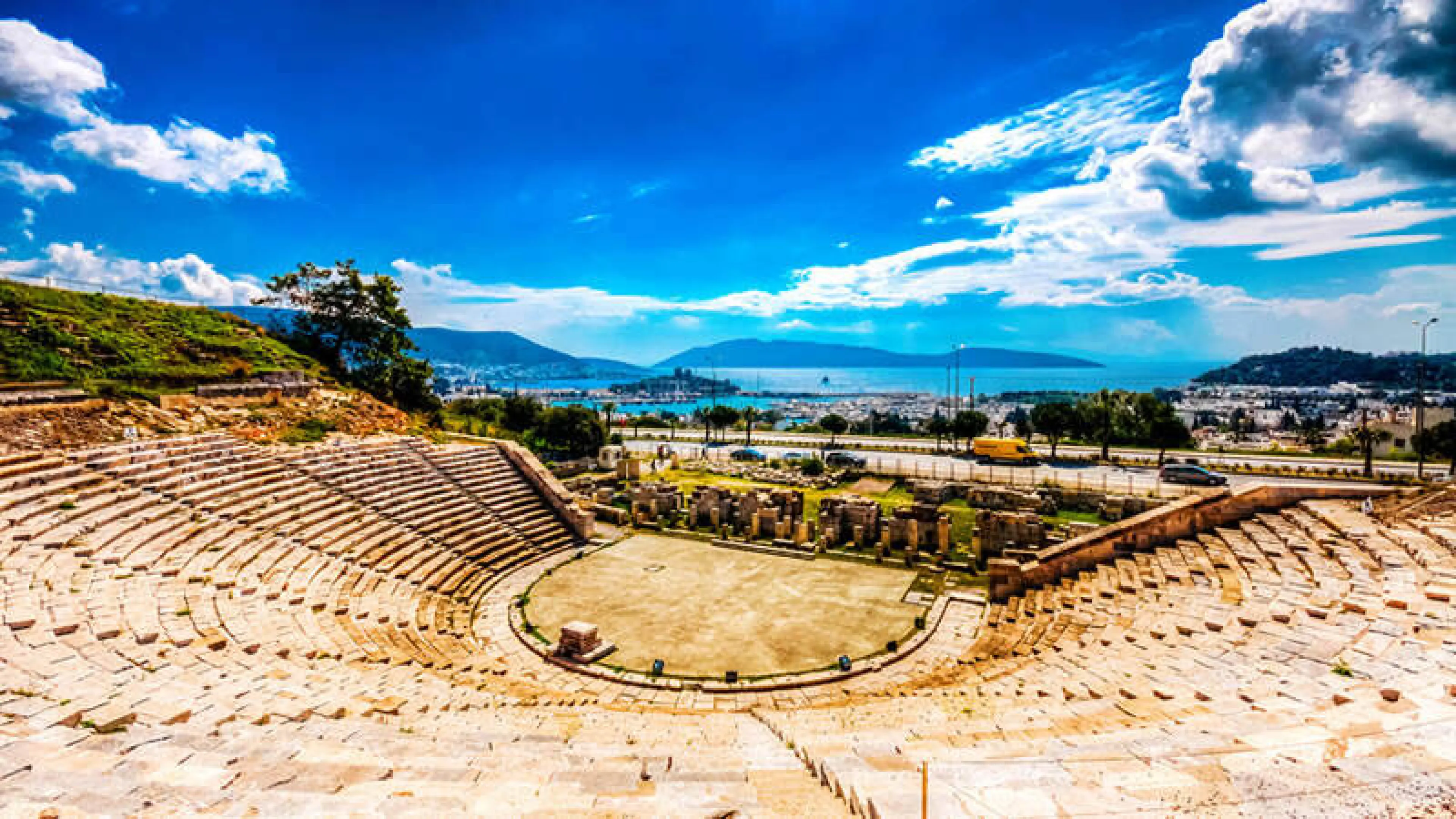 Bodrum Antik Tiyatrosu: Tarihin Sahnesinde Unutulmaz Bir Gösteri! 🌟🎶