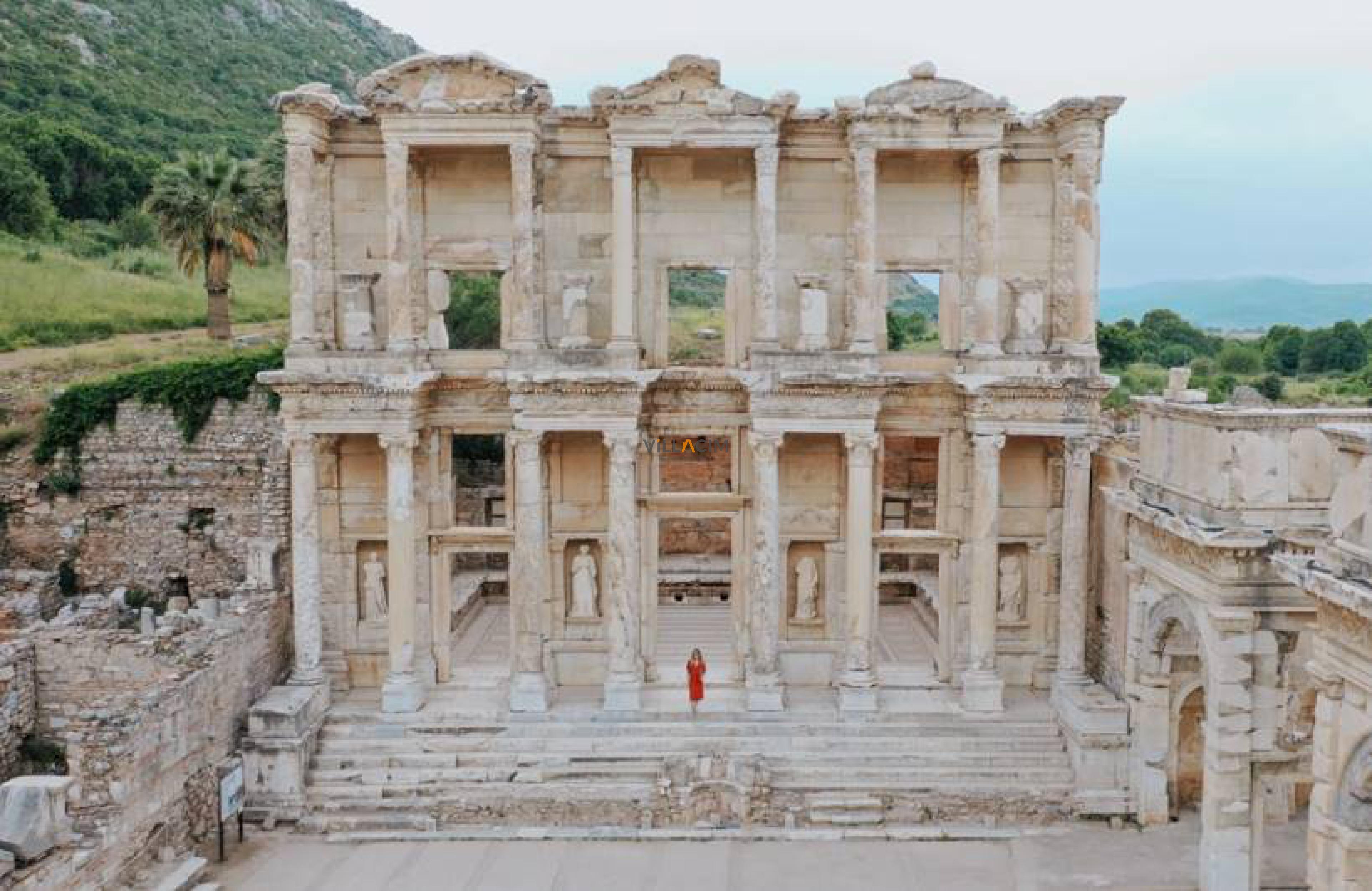 Efes Antik Kenti ile Tarihin İzinde Bir Yolculuk İçin Rehber