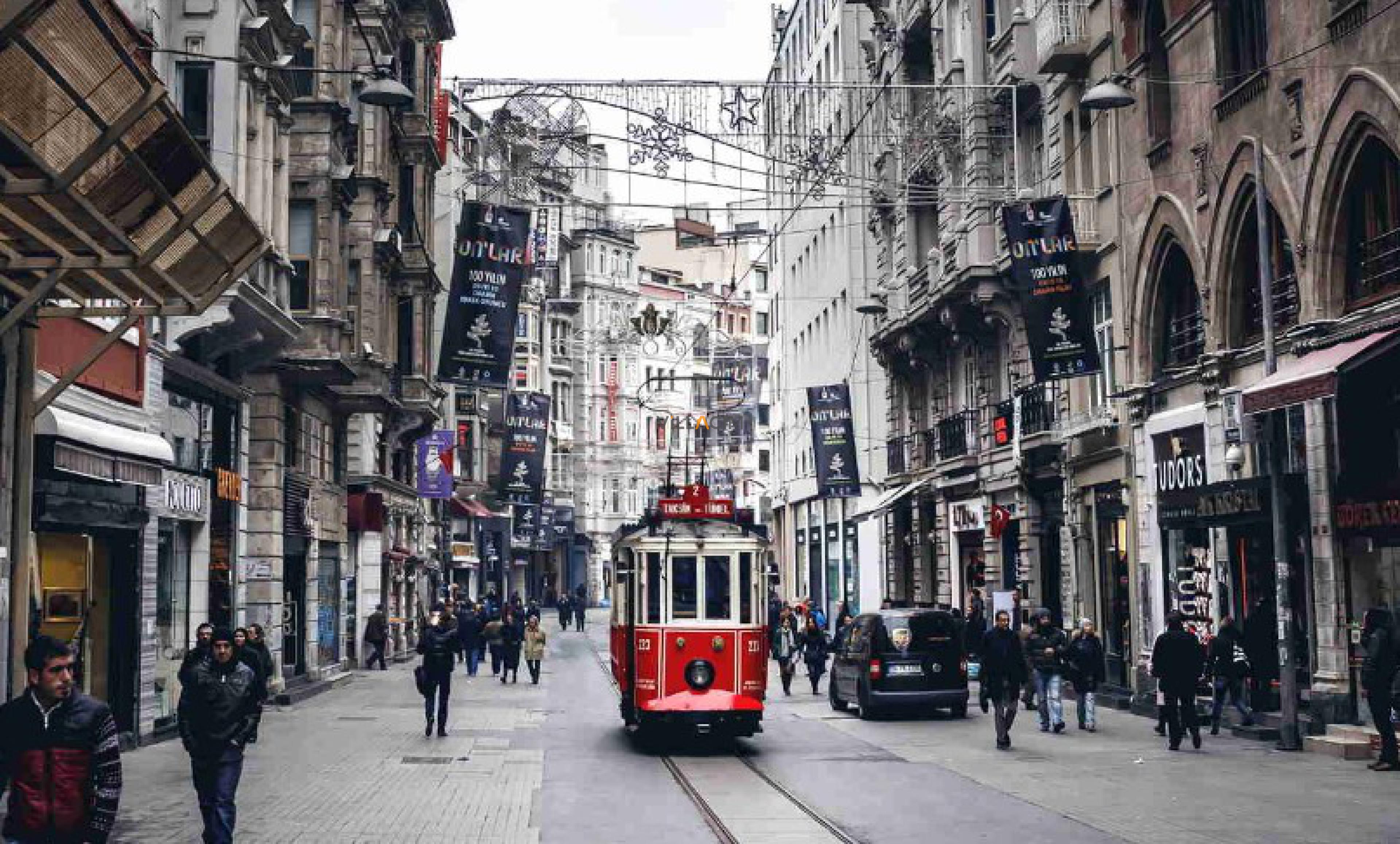 İstiklal Caddesi'nde Unutulmaz Bir İstanbul Yürüyüşü