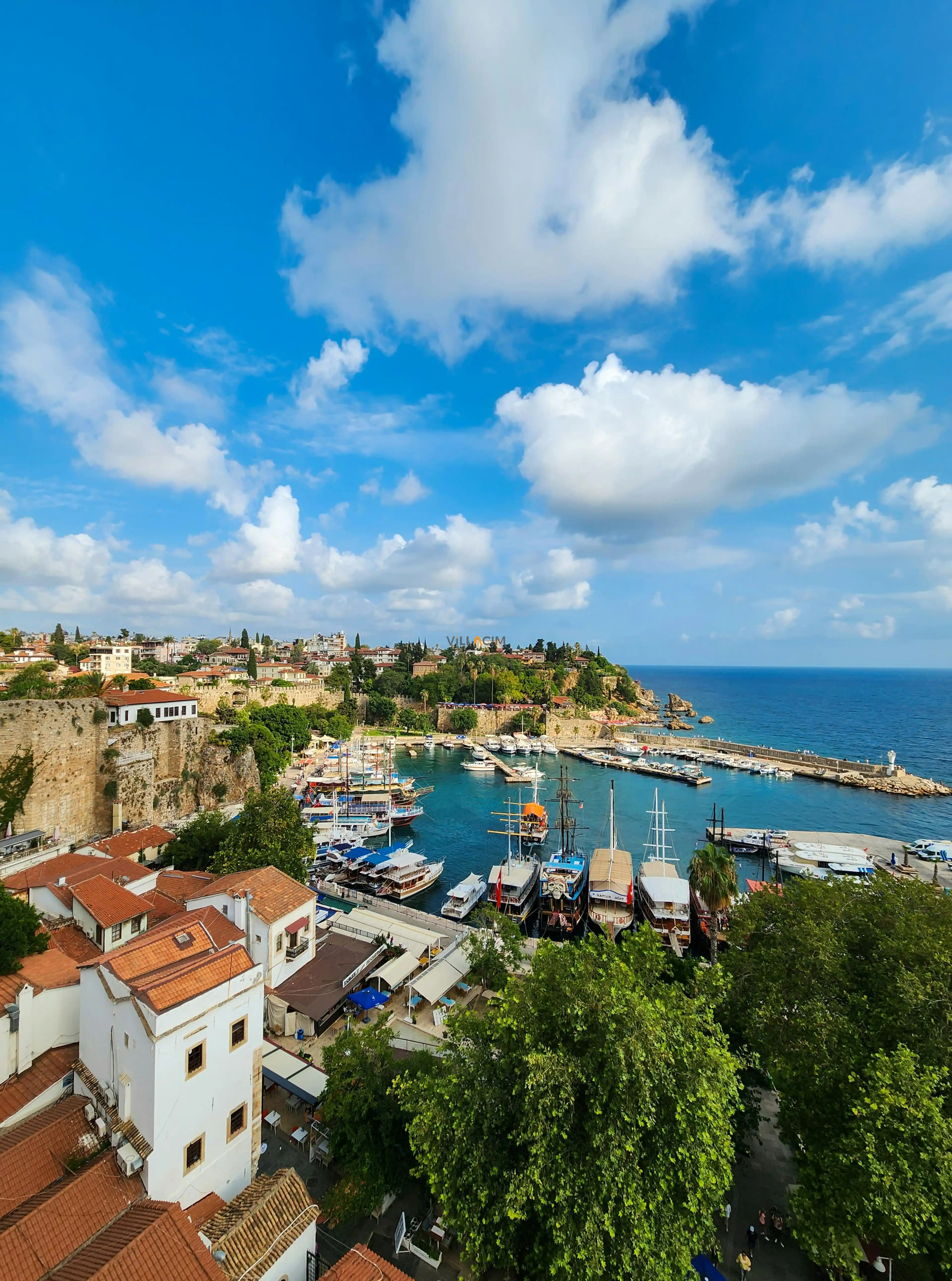 Antalya Gece Hayatı: Kaleiçi Barlarından Konyaaltı Sahiline Rehber