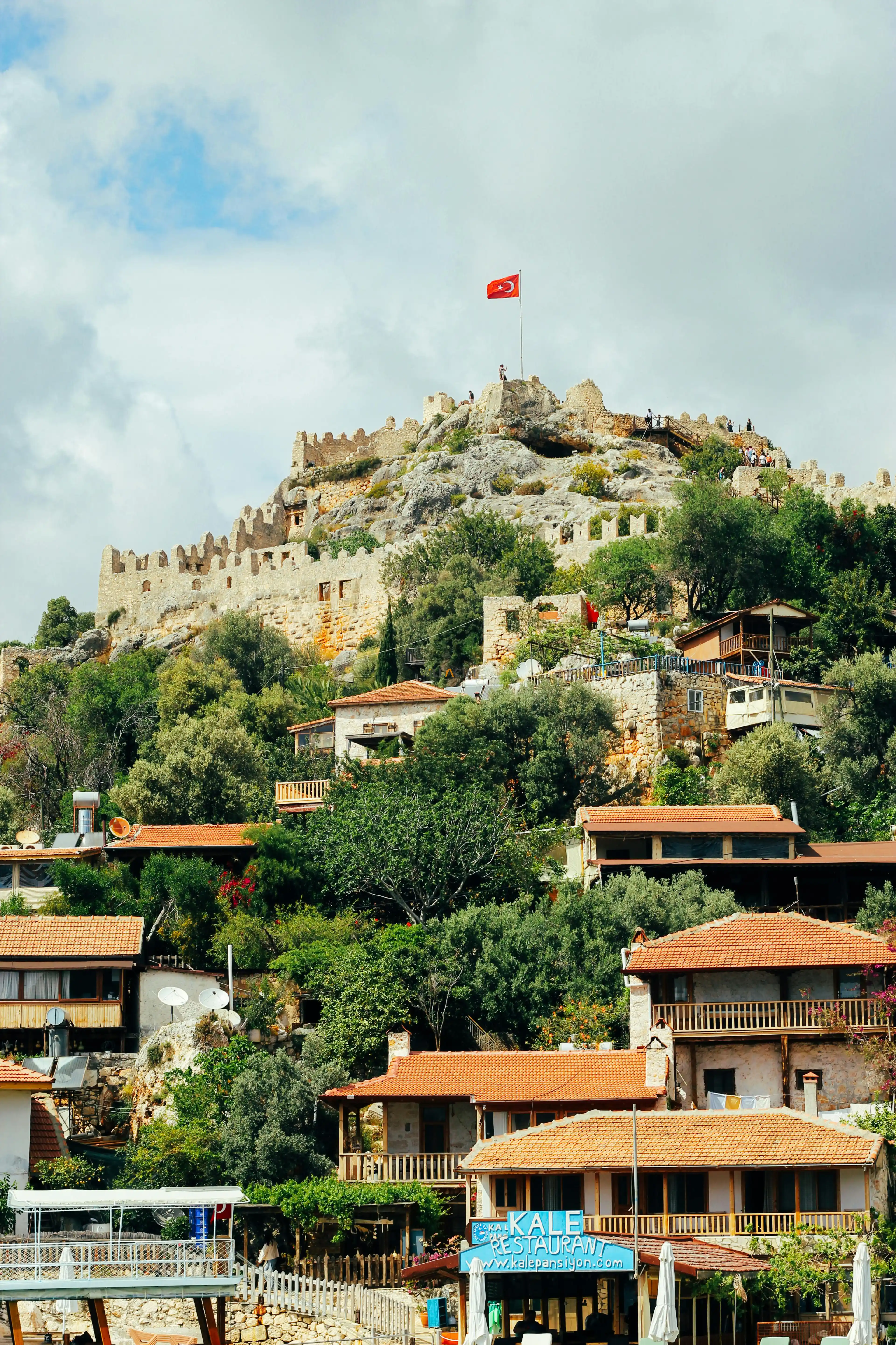 Simena Kalesi Rehberi: Kekova Karşısındaki Küçük Köyün Ortaçağ Kalesi