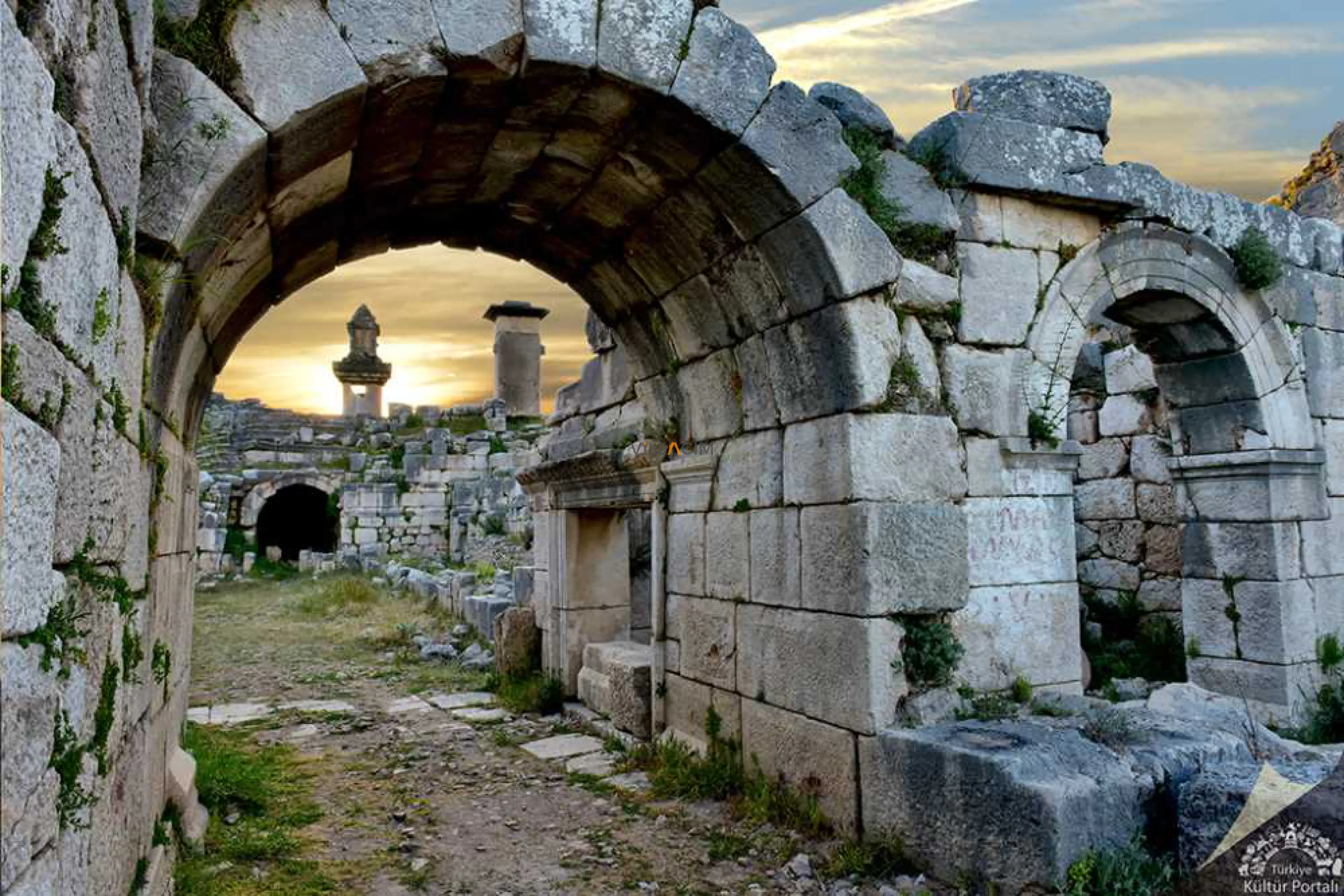 Xanthos Antik Kenti: Likya'nın Cesur Başkenti mi, Yoksa Tarihin Fısıldadığı Efsanelerle Dolu Bir Hazinenin Kapısı mı? 🏛️✨