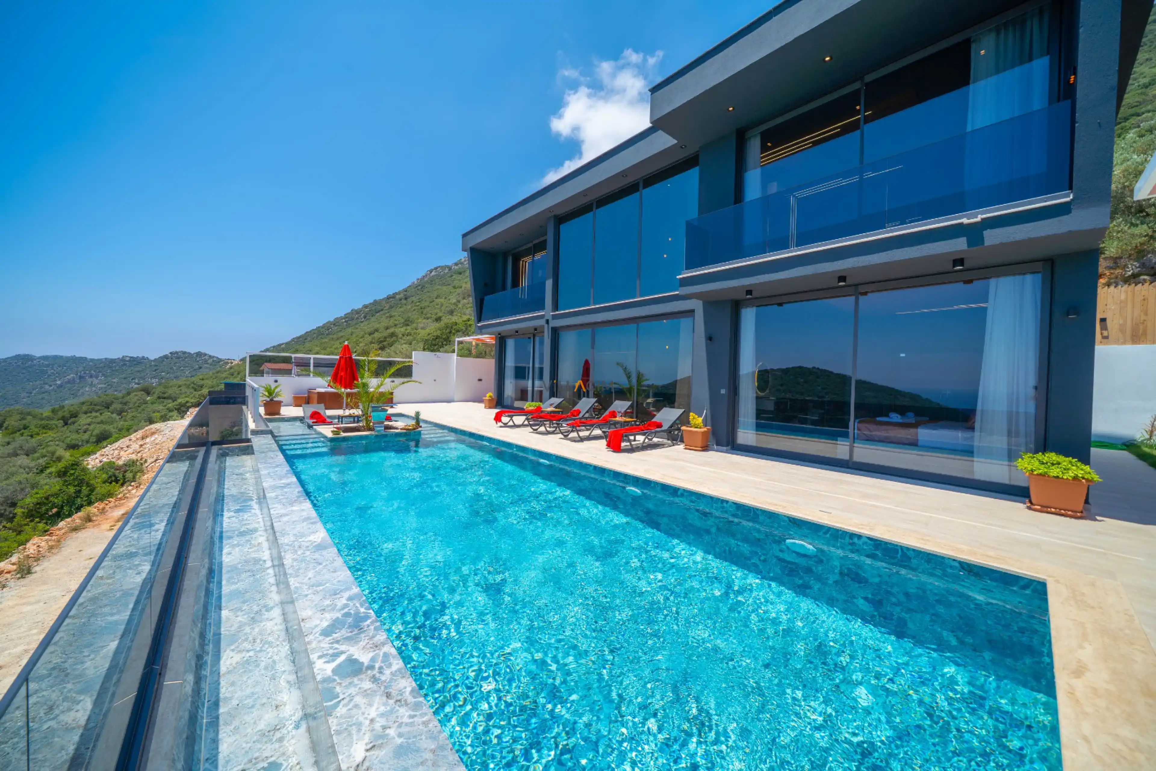 villa-black-dark-24_380.jpg