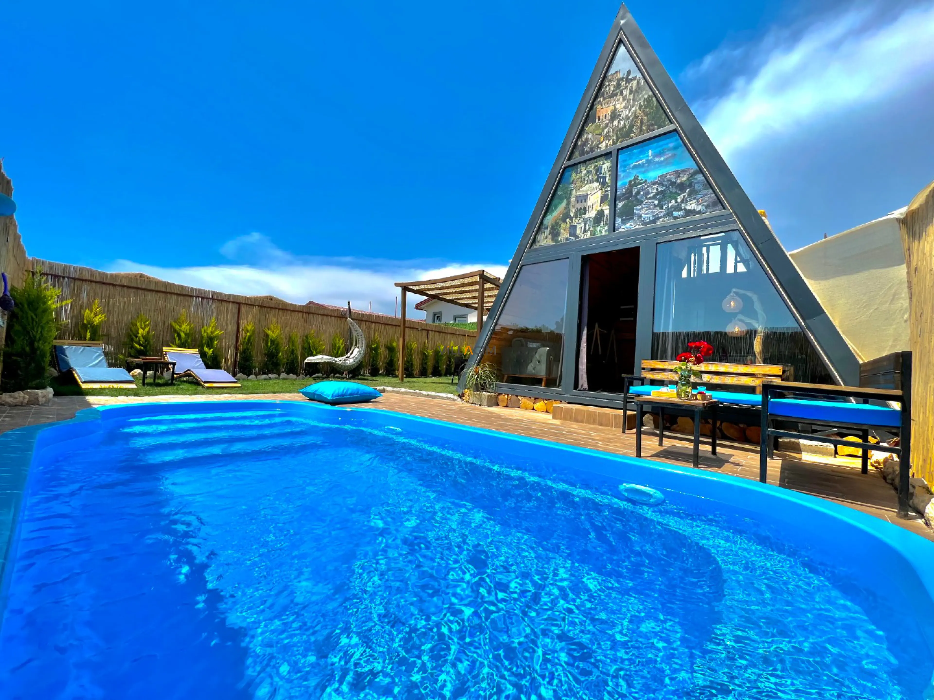 villa-neon-1_493.jpg