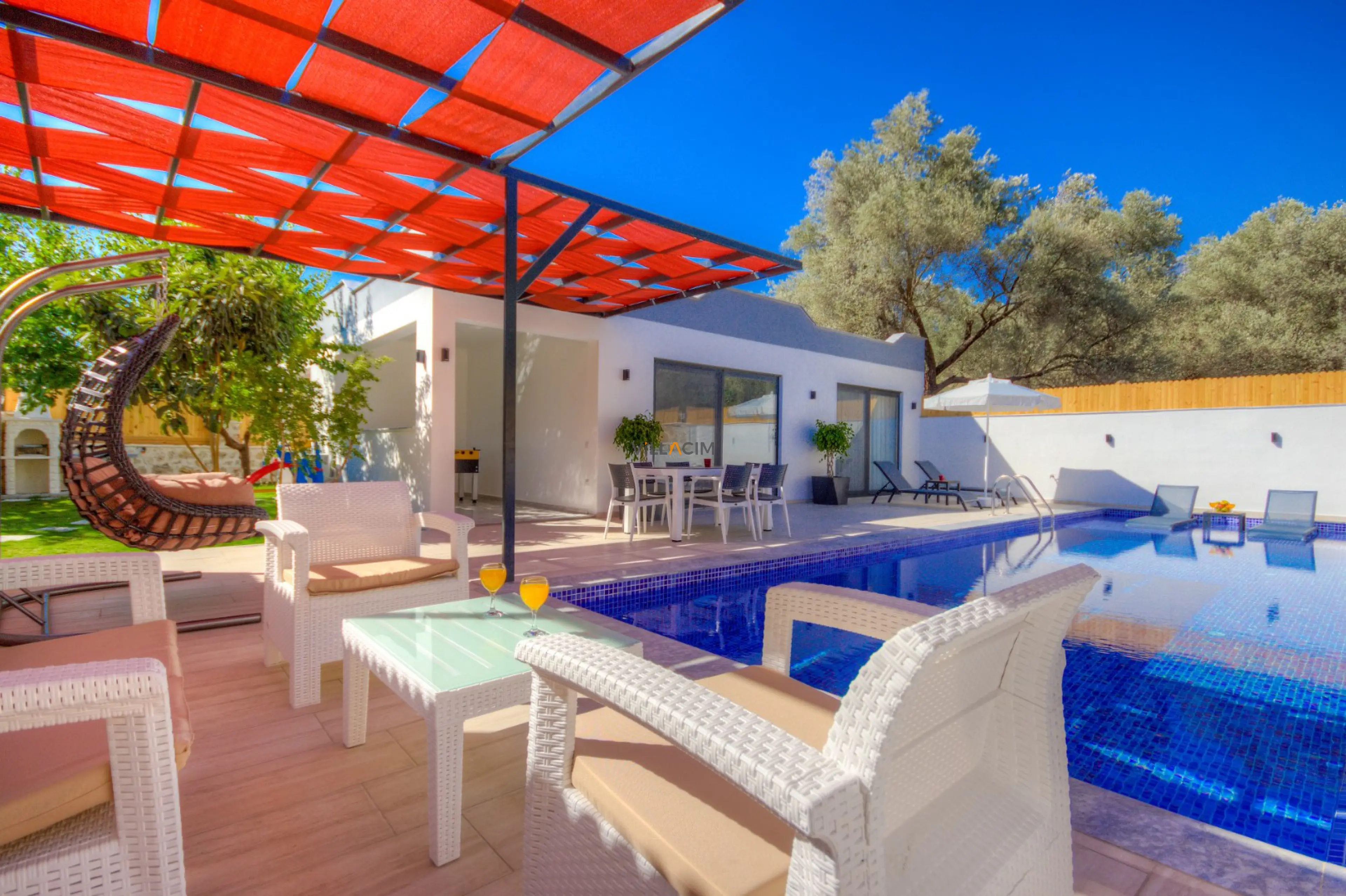 villa-alone-11_1920x1279_962.jpg